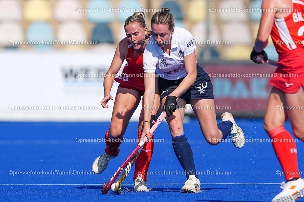 xydrx10082501023 | 10.08.2025, xydrx, Frauen EuroHockey Championship 2025, Gruppenphase, Gruppe B, England - Schottland, Sparkassenpark Mönchengladbach: Sophie Hamilton (ENG #23) im Zweikampf gegen Bronwyn Shields (SCO #20)