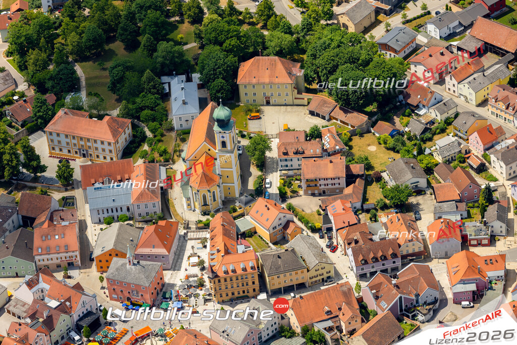 Das Luftbild zeigt : Stadtplatz Hemau - Die Luftaufnahme wurde 2023 vom UL-Flugzeug aus erstellt ( keine Drohne ) - Hochauflösende Luftaufnahme - Für grossformatige Ausdrucke geeignet. Die Geschenkidee !Mit Lizenz und Bildrechte bestellbar