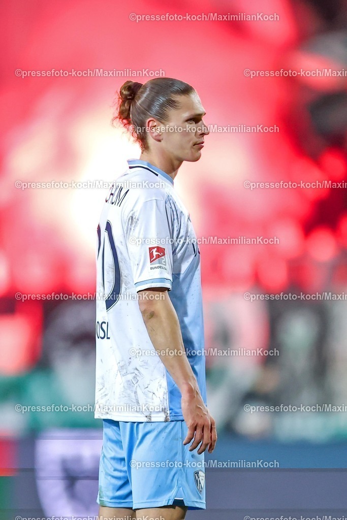 PRM06022601113 | 06.02.2026, Fußball, Preußen Münster - VfL Bochum, 2. Fußball Bundesliga,  Preußenstadion, 21.Spieltag, Saison 2025 2026: Noah Loosli&nbsp;(VfL Bochum #20) enttäuscht Enttäuschung vor dem Licht von roter Pyrotechnik  DFB regulations prohibit any use of photographs as image sequences and or quasi-video.