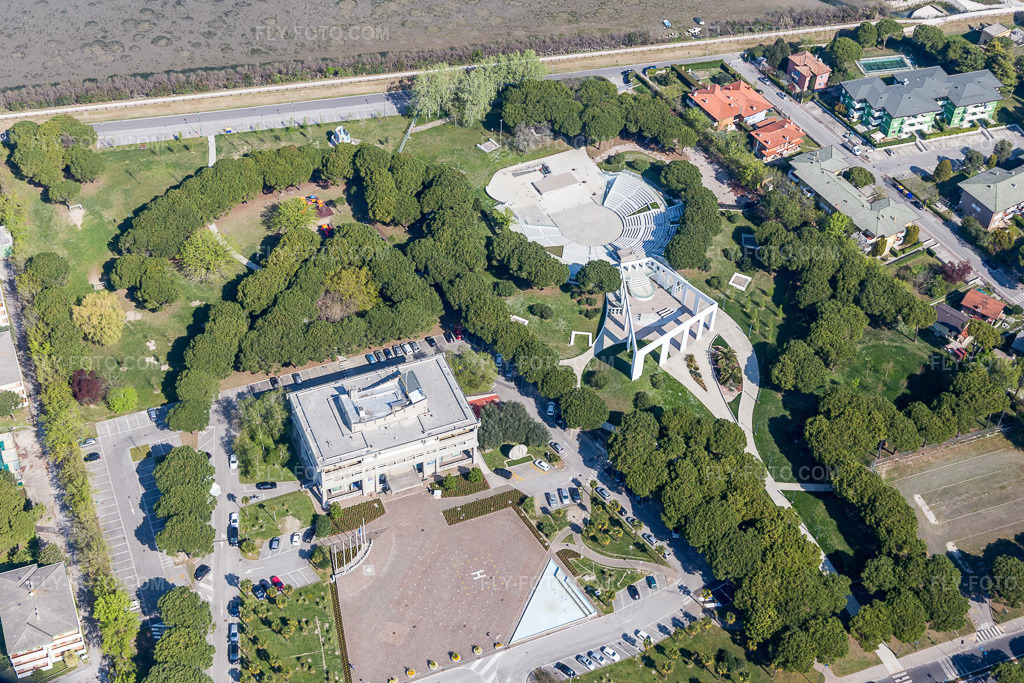 Aerial view: View of the town in Lignano Sabbiadoro in the state Udine, Italy.Photo: IMG_098123.jpg taken on 04/03/2017 by Werner Riehm/FLY-FOTO.comResolution of the original: 4489 x 2993 px