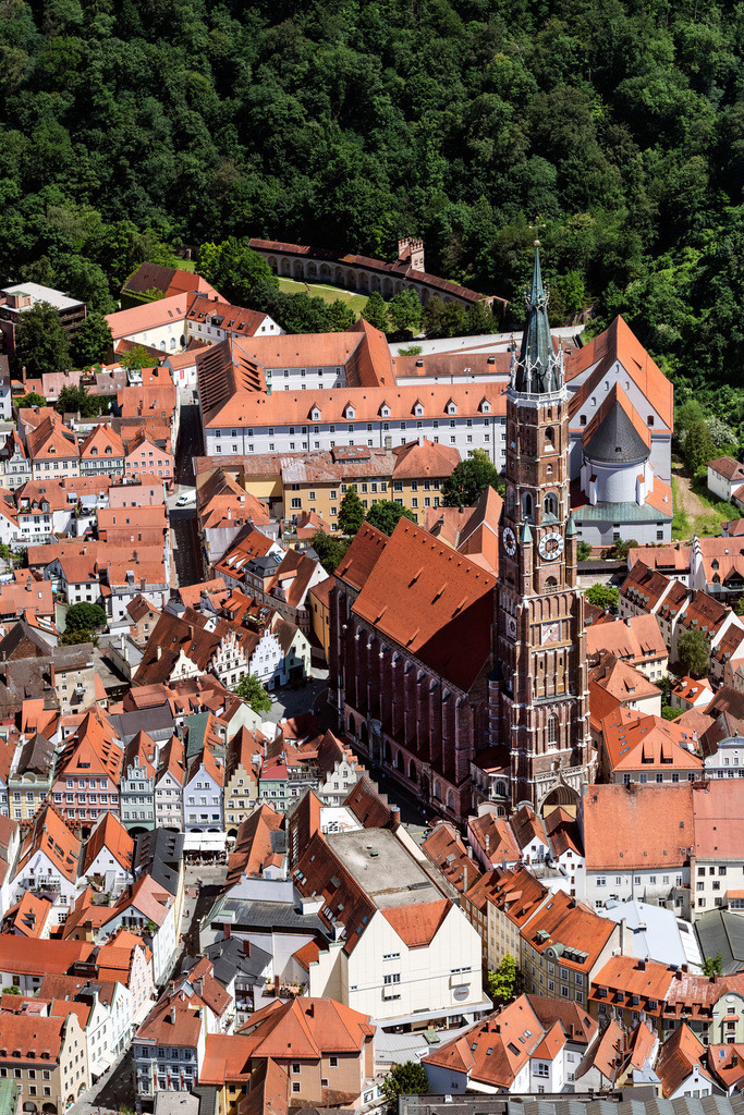 dr__0054387.jpg | LANDSHUT 12.06.2020 Kirchengebäude Stadtpfarrkirche St. Martin an der Kirchgasse im Altstadt- Zentrum der Innenstadt in Landshut im Bundesland Bayern, Deutschland. // Church building in Stadtpfarrkirche St. Martin on Kirchgasse Old Town- center of downtown in Landshut in the state Bavaria, Germany. Foto: Daniel Reiter