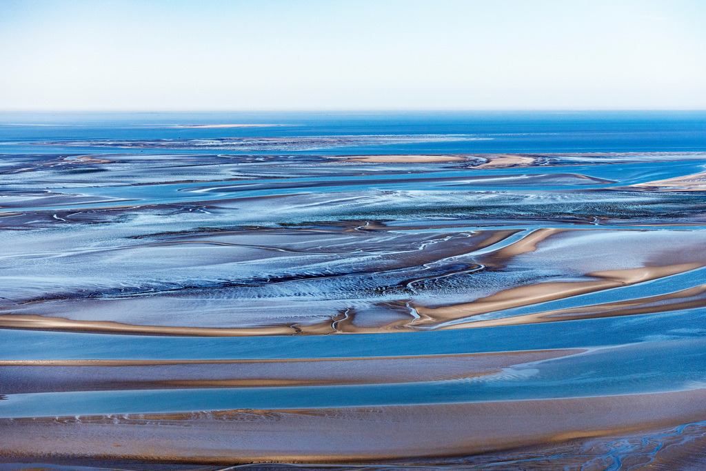 dr__0057083.jpg | SANKT PETER-ORDING 18.09.2020 Sandbank- Landfläche in der Meeres- Wasseroberfläche - welche Mäander ausbilden - in der Nordsee in Hedwigenkoog im Bundesland Schleswig-Holstein. // Sandbank- forest area in the sea water surface of North Sea in Hedwigenkoog in the state Schleswig-Holstein. Foto: Daniel Reiter
