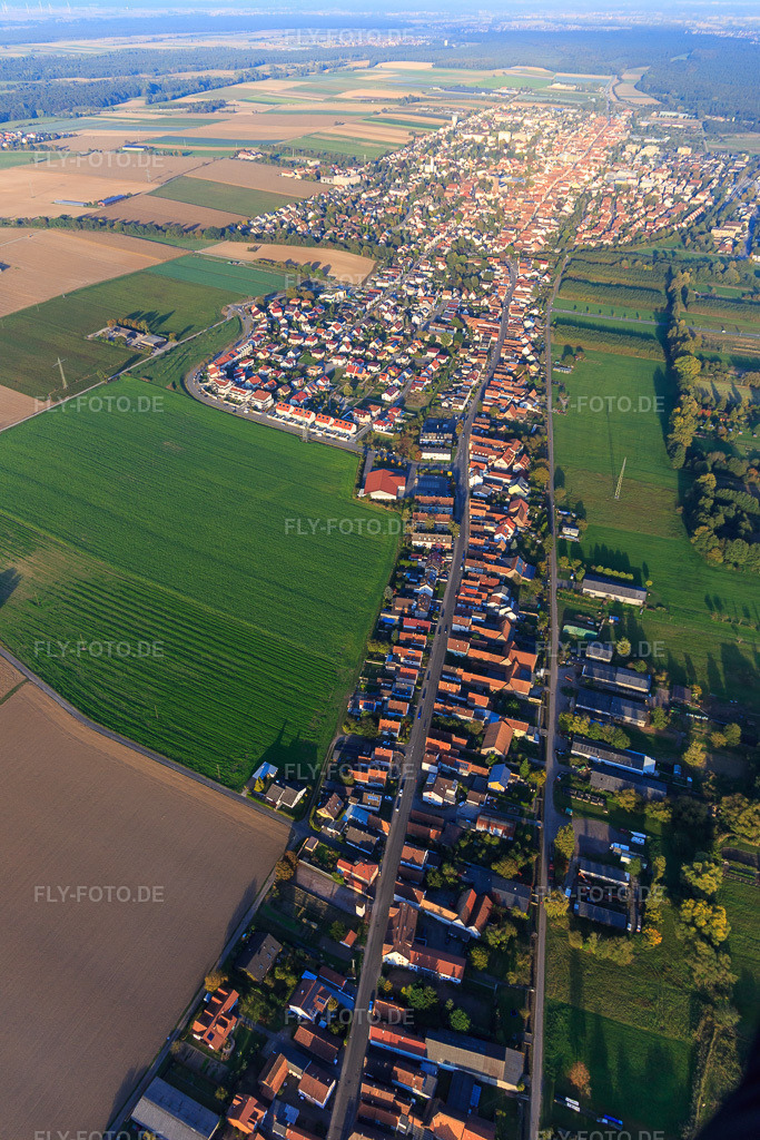Luftbild: Saarstraße am Abend aus Westen in Kandel im Bundesland Rheinland-Pfalz in Deutschland. Foto: IMG_095336.jpg vom 16.10.2016 durch Werner Riehm/FLY-FOTO.de