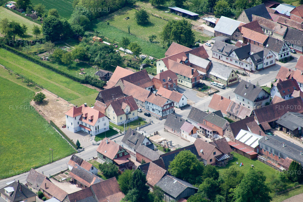 Vue aérienne: Rue Principale à Niederlauterbach dans le département Bas Rhin, France – .Photo: IMG_40953(40932).jpg prise le 08/05/2011 par Werner Riehm/FLY-FOTO.eu – Résolution de l'original: 4752 x 3168 px