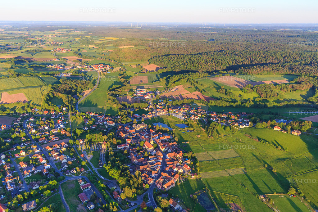 Luftbild: Dorfübersicht mit Kirche St. Jakobus der Ältere und Schloß Burgwindheim in Burgwindheim im Bundesland Bayern in Deutschland. – Foto: IMG_100431.jpg vom 27.05.2017 durch Werner Riehm/FLY-FOTO.de – Auflösung des Originals: 4735 x 3157 px – SEELSORGEBEREICH-STEIGERWALD.DE – Burgen und Schlösser