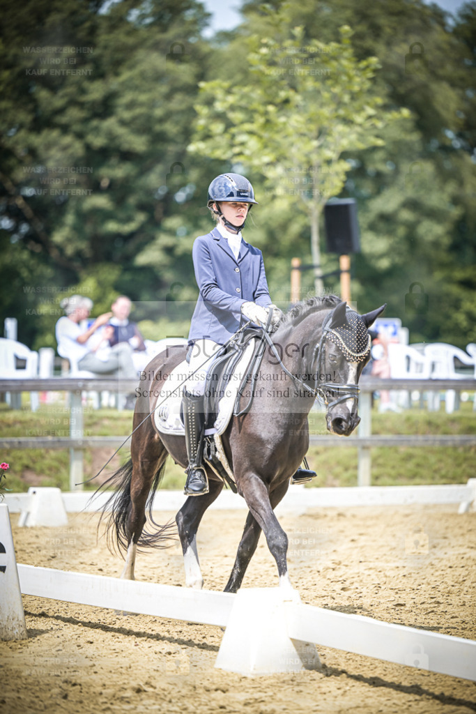 DOS_8059 | Entdecke hochwertige Reitturnierfotos von Foto Oger. Professionell, emotional und authentisch – jetzt Lieblingsmomente im Shop bestellen. - Realisiert mit Pictrs.com