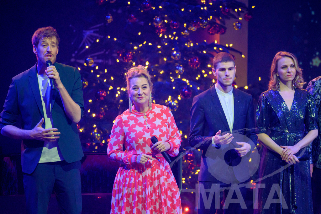 _DWA1440 | Sebastian Winkler (BAYERN 3), Constanze Lindner (Kabarett), Oleg Grygorov (funk, PULS), Teresa Rizos (Servus Baby)  bei '30 Jahre Sternstunden-Gala 2023' in der Frankenhalle. Nürnberg, 15.12.2023 - Realisiert mit Pictrs.com