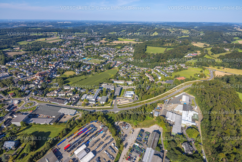 Sprockhoevel240810830 | Luftbild, Ortsansicht und waldige Hügellandschaft, Kreisverkehr Hauptstraße an der Glückauf-Allee Trasse mit Neubau der Umgehungsstraße L70n zur Haßlinghauser Straße mit Kreisverkehr, Mathilde-Anneke-Schule, Niedersprockhövel, Sprockhövel, Ruhrgebiet, Nordrhein-Westfalen, Deutschland