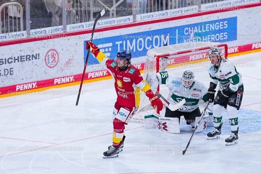 xYDRx12122501025 | 12.12.2025, xydrx, Eishockey, DEL2, Düsseldorfer EG - Bietigheim Steelers, PSD Bank Dome Düsseldorf: Torjubel nach dem Tor zum 1:2 für die Düsseldorfer EG durch Torschütze Ture Linden (Düsseldorfer EG #71)Photo: xYannisxDreimannxPressefotoKochx