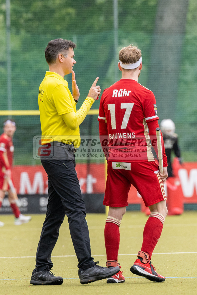 SFE_20230429_0070 | 1. Bundesliga Hockey Herren Rot-Weiss Köln - Crefelder HTC am 29.04.2023 in Köln (KTHC Stadion Rot-Weiss Köln Tennis and Hockey Club), Photo: Stephan Fehrmann 2023 (Sports-Gallery),Schiedsrichter ,Christopher Rühr ( Rot-Weiss Köln #17 )