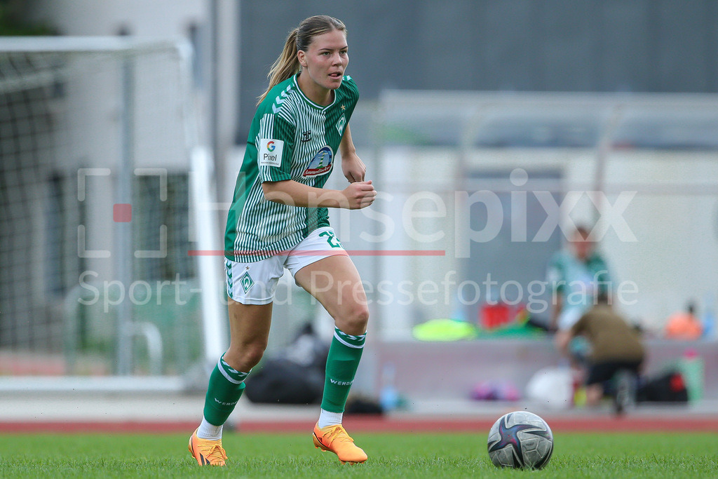 Fussball, Testspiel Frauen, SV Henstedt-Ulzburg - SV Werder Bremen | v.li.: Juliane Wirtz (SV Werder Bremen, 28) Freisteller, Einzelbild, Ganzkörper, Aktion, Action, Spielszene