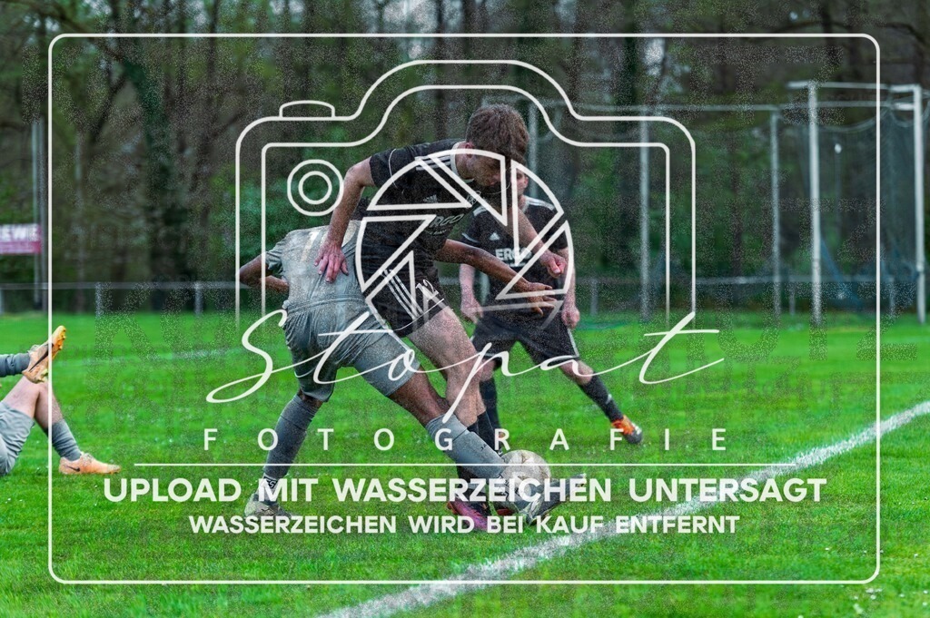 HMFGFS-1028 | Abdelkader Awad (Heidmark 3 #10) und Leon Oetjen (FG Fulde-Stelllichte 2 #12) beim Herren 3. Kreisklasse HK Spiel zwischen Heidmark III und FG Fulde-Stellichte im Heidmarkstadion, Bad Fallingbostel (Simon Paul Stopat) - Realisiert mit Pictrs.com
