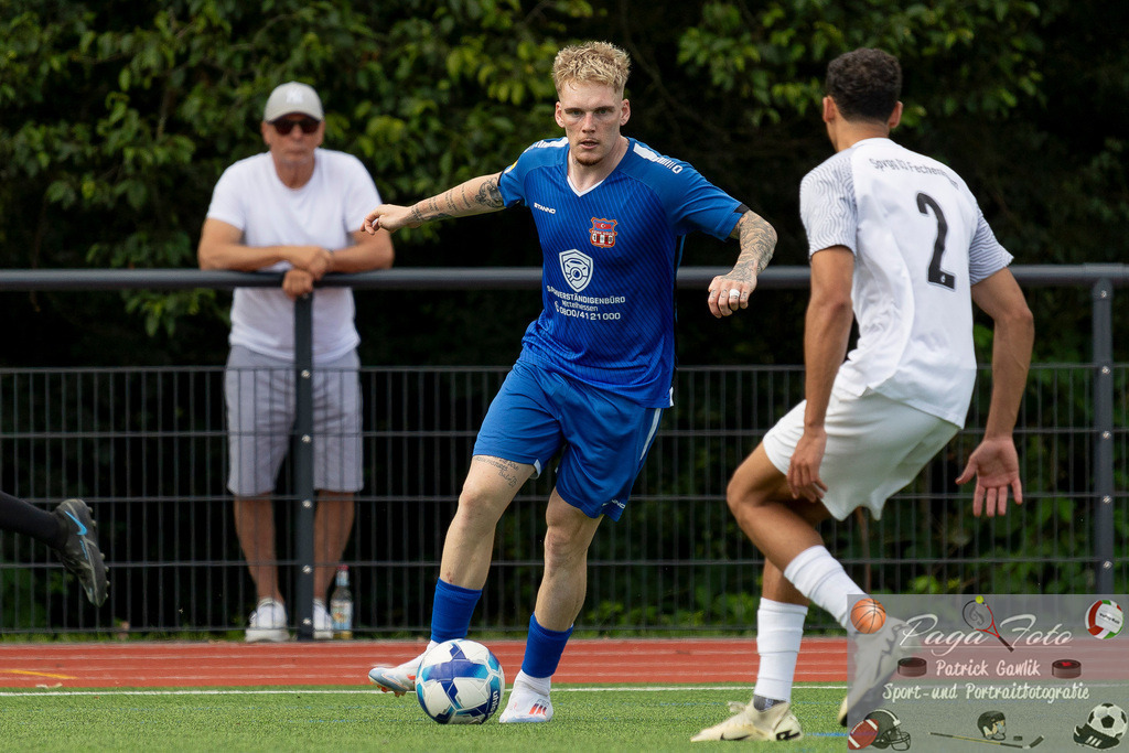Testspiel: Spvgg. 03 Fechenheim - Türk Gücü Friedberg, 13.07.2024 | Nicola Jürgens (Türk Gücü Friedberg #9) mit Ball, Spvgg. 03 Fechenheim - Türk Gücü Friedberg, Frankfurt am Main, Sportanlage Birsteiner Straße, 13.7.2024 - Realisiert mit Pictrs.com