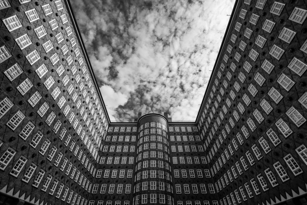 hamburg sprinkenhof in schwarzweiss bild auf leinwand acrylglas dibond poster | Kaufen Sie Hamburg Bilder und Hamburg Fotos auf Leinwand, Acrylglas, Alu-Dibond, oder als Poster in Hamburgs großer Onlinegalerie. Elbphilharmonie Bilder, Hamburger Hafen, Speicherstadt, Alster und viel mehr.