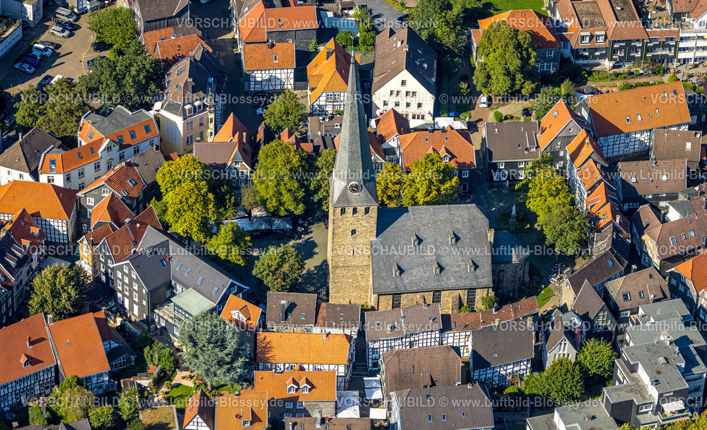 Hattingen240810444 | Luftbild, Wohngebiet Wohnsiedlung Ortsansicht mit historischer Altstadt und St. Georg Kirche im Zentrum, historische Häuser, Hattingen, Ruhrgebiet, Nordrhein-Westfalen, Deutschland