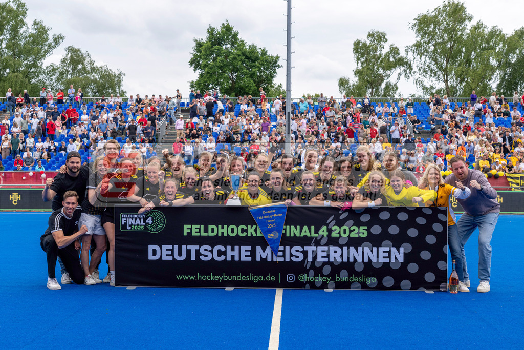 Final4_20250601-1220-HK108416 | Krefeld, Deutschland, 01.06.2025:  Feldhockey Final4 2025 – „Deutsche Feldhockey-Meisterschaften 2025“ Harvestehuder HTC - Düsseldorfer HC (Finale Damen) im Gerd-Wellen-Hockeyanlage am 01.06.2025 in Krefeld, Deutschland. (Foto von Kramhöller/Fehrmann/Kaste)Krefeld, Germany, 01.06.2025: Feldhockey Final4 2025 – „Deutsche Feldhockey-Meisterschaften 2025“ Harvestehuder HTC - Düsseldorfer HC (Finale Damen) in Gerd-Wellen-Hockeyanlage at 01.06.2025 in Krefeld, Deutschland. (Foto from Kramhöller/Fehrmann/Kaste)
