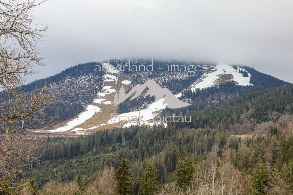 OE7A6590 | der Grosse Arber am zweiten Weihnachtsfeiertag, ein Skibetrieb ist noch nicht möglich, der Gipfelbereich hüllt sich in dichten Nebel