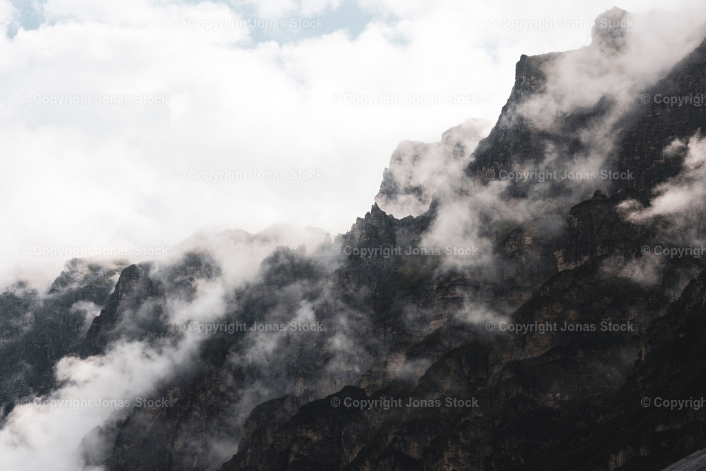 Cloudy Mountains | Early morning vibes in the Austrian mountains.  - Realisiert mit Pictrs.com