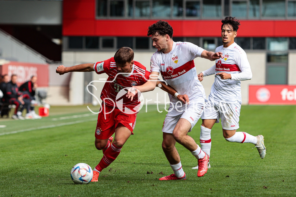 FC Bayern Muenchen U19 - VfB Stuttgart U19 | Max SCHOLZE (FCB #11) im Duell mit Mehme Ali SAHIN (VFb #11)