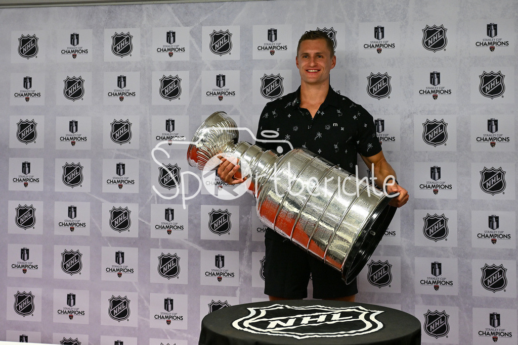 Cup Day | Nico Sturm präsentiert in Augsburg den Stanley Cup, den er bereits zum zweiten mal gewinnen konnte