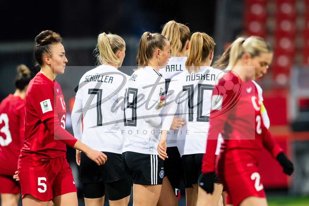 GERTUR20211126_012 | Fussball, Frauen: Lea Schueller (Germany) Torjubel, jubelt mit ihrer Mannschaft nach dem Treffer zum 2:0 bei dem Spiel der WM-Qualifikation zwischen Deutschland und Tuerkei im Eintracht-Stadion am 26.11.2021 in Braunschweig, Deutschland. - Realisiert mit Pictrs.com