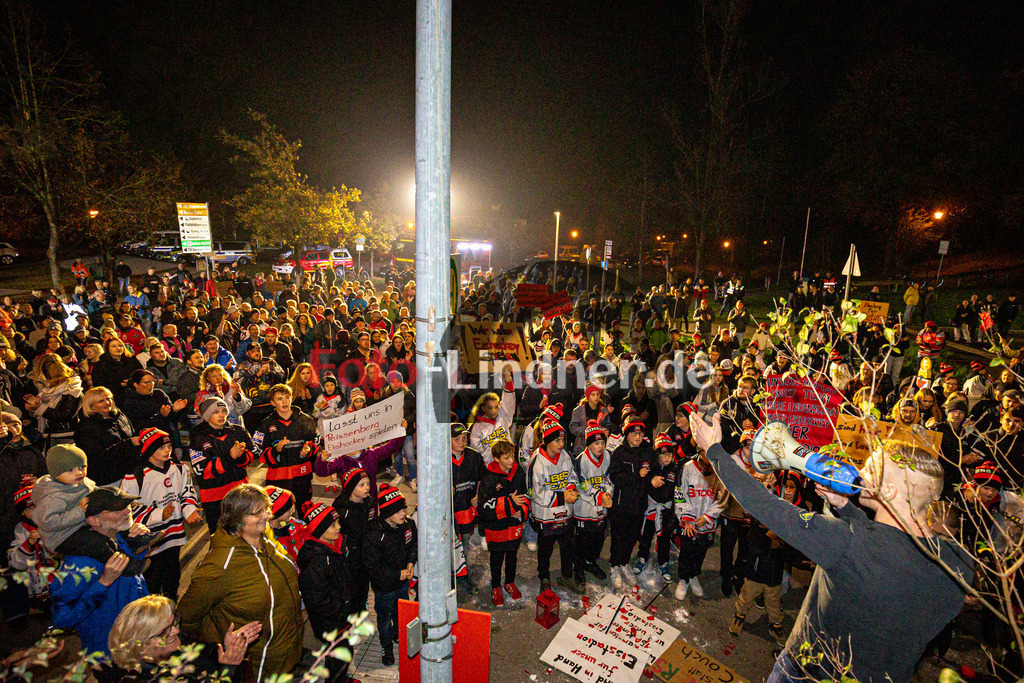 Demo für den Erhalt der Eishalle Peißenberg | Demo für den Erhalt der Eishalle Peißenberg, Demo für den Erhalt der Eishalle Peißenberg, 20241030,,2024-10-30 in Peißenberg (Moosleitenparkplatz)Copyright: WolfgangxLindner