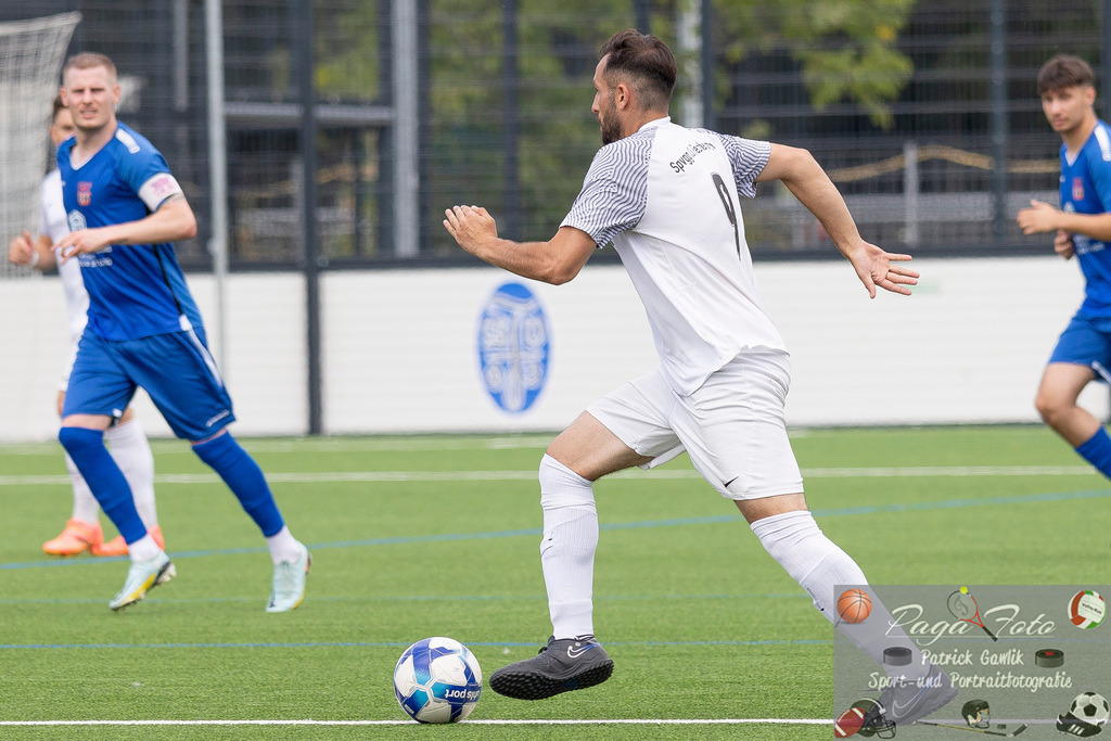 Testspiel: Spvgg. 03 Fechenheim - Türk Gücü Friedberg, 13.07.2024 | Murat Bulut (Spvgg. 03 Fechenheim #9) mit Ball, Spvgg. 03 Fechenheim - Türk Gücü Friedberg, Frankfurt am Main, Sportanlage Birsteiner Straße, 13.7.2024 - Realisiert mit Pictrs.com