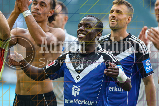 Borussia Mönchengladbach vs Hamburger SV - Bundesliga  | Mönchengladbach, Deutschland, 24.08.25:   Jean-Luc Dompe (Hamburger SV) lächelt, lacht waehrend des Spiels der Bundesliga zwischen Borussia Mönchengladbach vs Hamburger SV im Stadion im Borussia Park(Foto von Brauer-Fotoagentur / Adrian Schlueter)