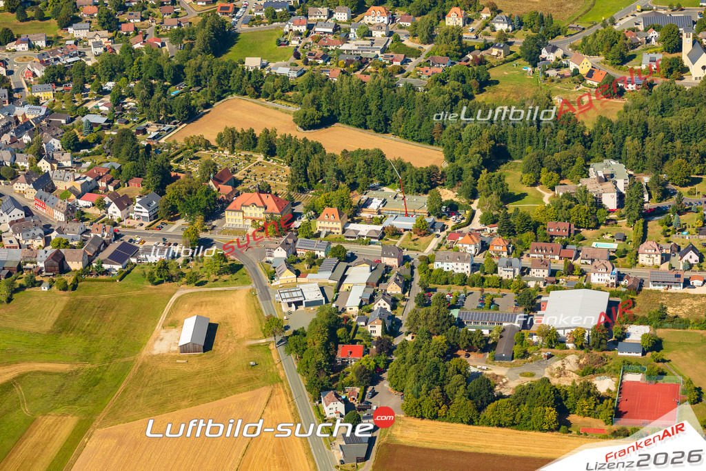 Luftaufnahme der Stadt Marktleuthen - Die Luftaufnahme wurde 2025 vom UL-Flugzeug heraus erstellt ( keine Drohne ) - Hochauflösende Luftaufnahme - für professionelle Ausdrucke geeignet. Die Geschenkidee !Mit Lizenz und Bildrechte bestellbar
