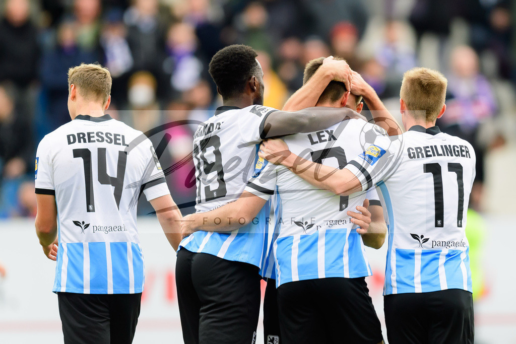 OSNTSV20211106_050 | Fussball, Herren: Stefan Lex (TSV 1860 Muenchen) Torjubel, jubelt mit seiner Mannschaft nach dem Treffer zum 0:1 bei dem Spiel der 3. Liga zwischen VfL Osnabrueck und TSV 1860 Muenchen im Stadion an der Bremer Bruecke am 06.11.2021 in Osnanbrueck, Deutschland.DFB / DFL REGULATIONS PROHIBIT ANY USE OF PHOTOGRAPHS AS IMAGE SEQUENCES AND/OR QUASI-VIDEO. - Realisiert mit Pictrs.com