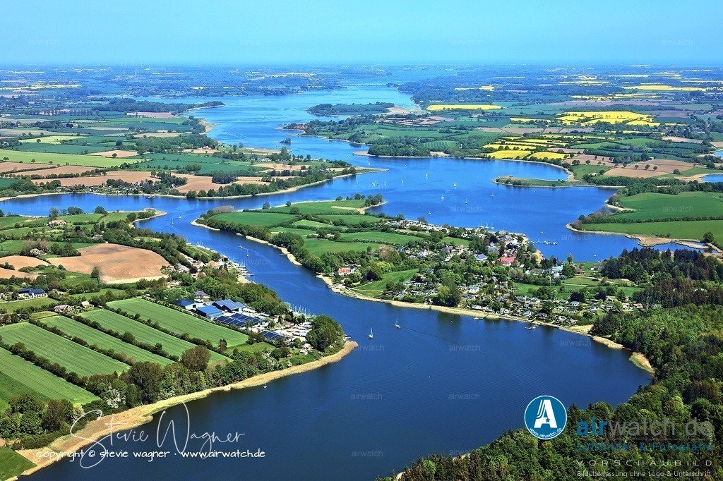 Luftbild Ostseefjord Schlei, Missunde, Campingplatz Wees, Fährhaus Missunde, Marina Brodersby | Ostseefjord Schlei: Die Schlei ist ein einzigartiges Naturparadies und wurde 2008 als Naturpark Schlei anerkannt, der sieben Naturschutzgebiete umfasst.An ihrer schmalsten Stelle, der sogenannten „Missunder Enge“, beträgt die Distanz zwischen den Ufern nur etwa 100 bis 135 Meter.
