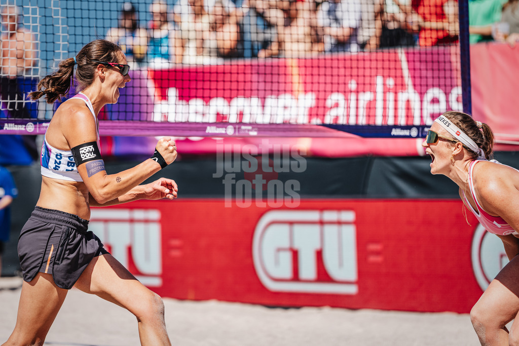 Beachvolleyball | Frauen | Allianz German Beach Tour 2024 | Tourstop Kühlungsborn | 10.08.2024 | v.l. Kira Walkenhorst und Isabel Schneider jubeln nach dem Sieg