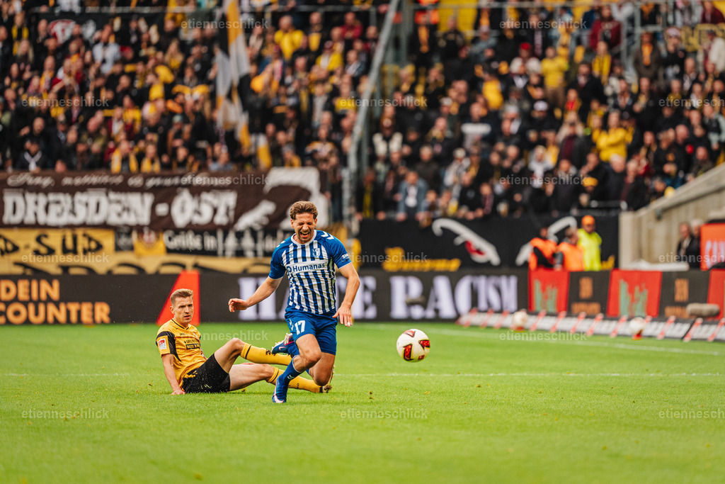 Dresdner SC - Allianz MTV Stuttgart, DEKRA 1. Bundesliga Frauen, Volleyball | Im Bild: SG Dynamo Dresden grätscht den Ball Alexander Nollenberger (17, 1. FC Magdeburg) weg 18.10.2026, SG Dynamo Dresden - 1. FC Magdeburg, 2. BUNDESLIGA - 8. SPIELTAG, Fußball, Deutschland, Dresden, Rudolf-Harbig-Stadion