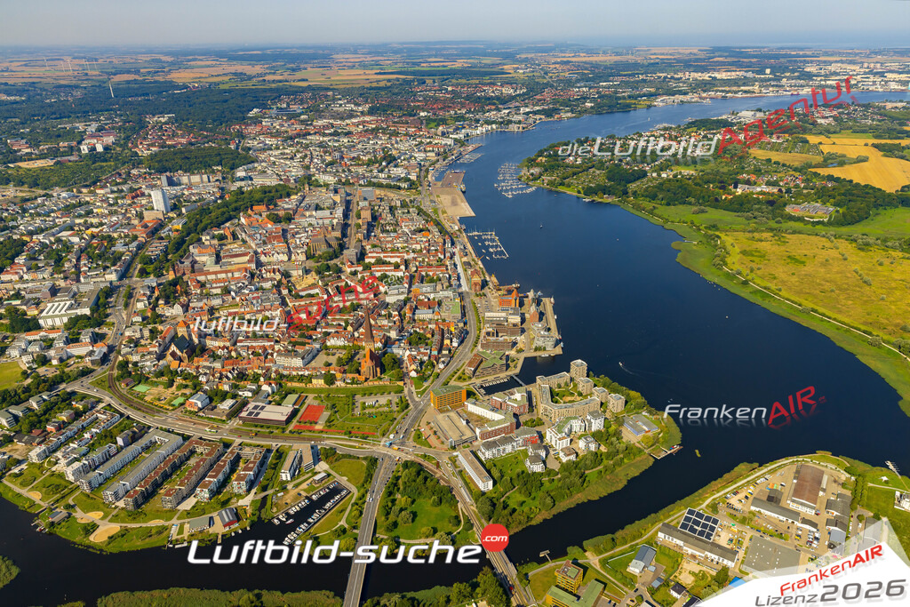 Luftaufnahme Stadtmitte Rostock - Die Luftaufnahme wurde 2025 vom UL-Flugzeug heraus erstellt ( ohne Drohne ) - Hochauflösende Luftaufnahme - für professionelle Ausdrucke geeignet. Die Geschenkidee !Mit Lizenz und Bildrechte bestellbar