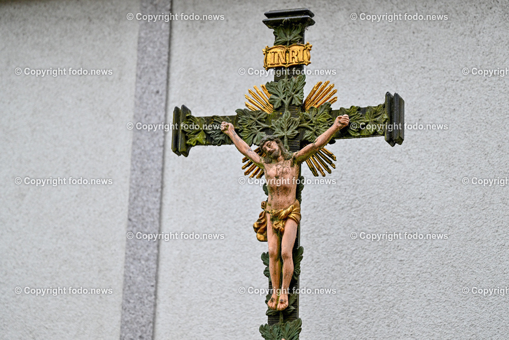 Friedhof_ Kreuz_ Kruzifix_ Jesu Christi_ Allerheiligen_ 20.10.2023-6 | 20.10.2023, Friedhof, AUT, Allerheiligen, Themenbilder im Bild Friedhof, Kreuz, Kruzifix, Jesu Christi, Allerheiligen, Engerl, Engel, Kerzen, Grab, Grablicht, Blumen, Symbolbild, Feature