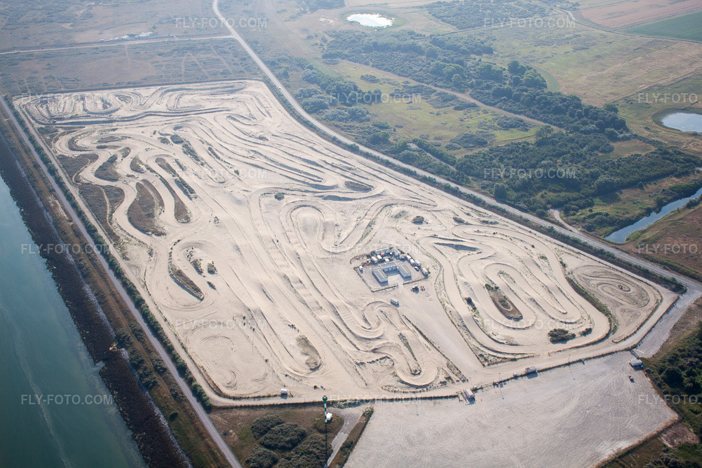 Aerial view: Construction site for port facilities on the Channel Sea coast in Loon-Plage in the state North, France. – Photo: IMG_58988.jpg taken on 07/22/2013 by Werner Riehm/FLY-FOTO.com – Resolution of the original: 4752 x 3168 px