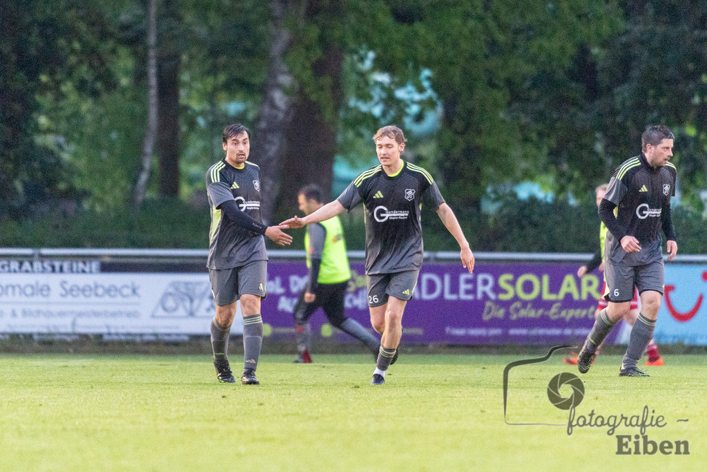 SV Eintracht Wiefelstede-TSV Abbehausen | Bezirksliga Herren; SV Eintracht Wiefelstede (rot)-TSV Abbehausen (grau) am 13.05.2026 in Wiefelstede (Sportanlage), Photo: Philip Eiben 2026 - Realisiert mit Pictrs.com