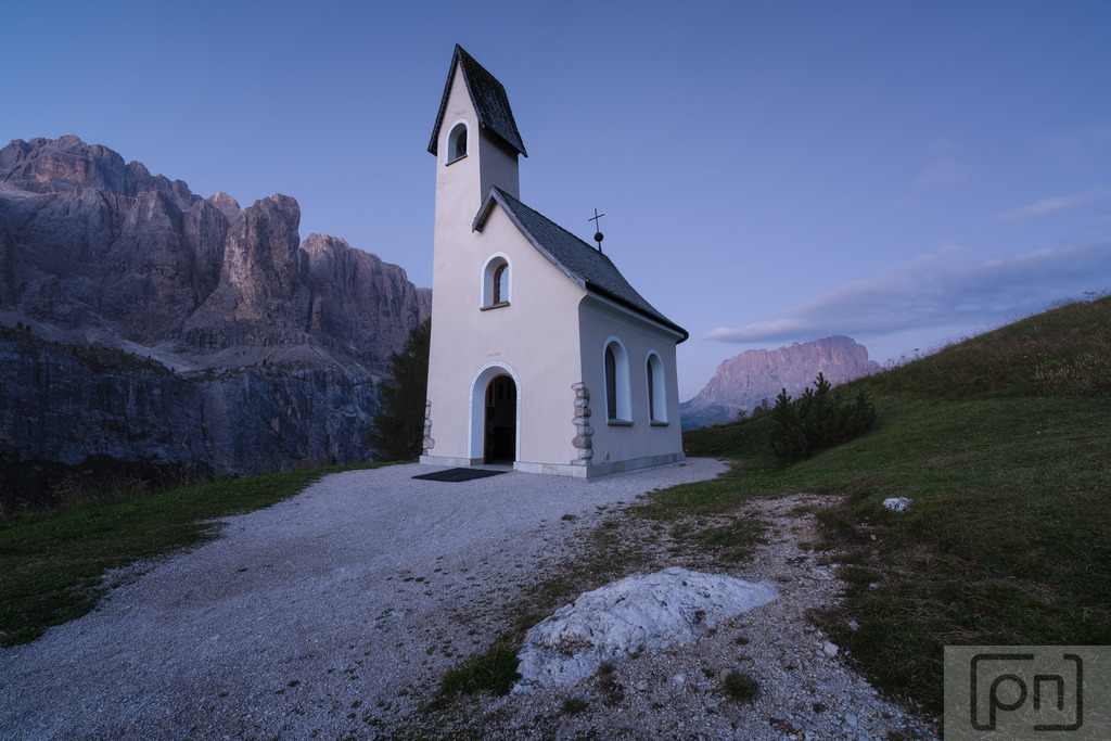Maurizio | Von der Alpinigruppe Gröden erbaut, wurde die dem Hl. Maurizio, dem Schutzheiligen der Alpini, gewidmete Kapelle im Frühling 2004 eingeweiht. Geöffnet von Mitte Mai bis Mitte Oktober.