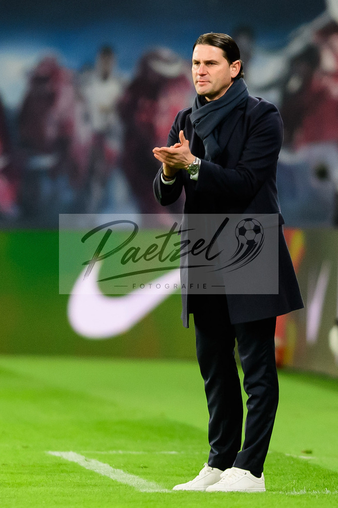 RBLLEV20211128_171 | Fussball, Herren: Trainer Gerardo Seoane (Bayer 04 Leverkusen) gestikuliert, Gestik bei dem Spiel der 1. Bundesliga zwischen RB Leipzig und Bayer 04 Leverkusen in der Red Bull Arena am 28.11.2021 in Leipzig, Deutschland.DFB / DFL REGULATIONS PROHIBIT ANY USE OF PHOTOGRAPHS AS IMAGE SEQUENCES AND/OR QUASI-VIDEO. - Realisiert mit Pictrs.com