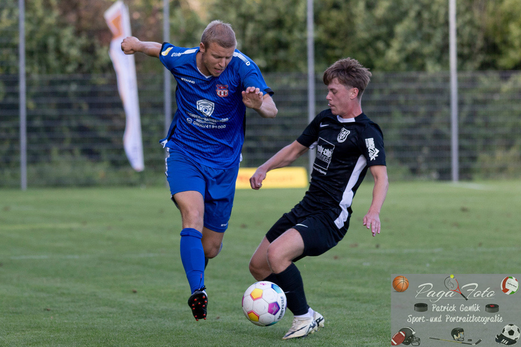 Hessenliga: Türk Gücü Friedberg - FC Eddersheim, 09.08.2024 | Maik Vetter (Türk Gücü Friedberg #18) geht an Fabio Wollstadt (FC Eddersheim #3) vorbei, Türk Gücü Friedberg - FC Eddersheim, Friedberg, Städtischer Sportplatz, 9.8.2024 - Realisiert mit Pictrs.com