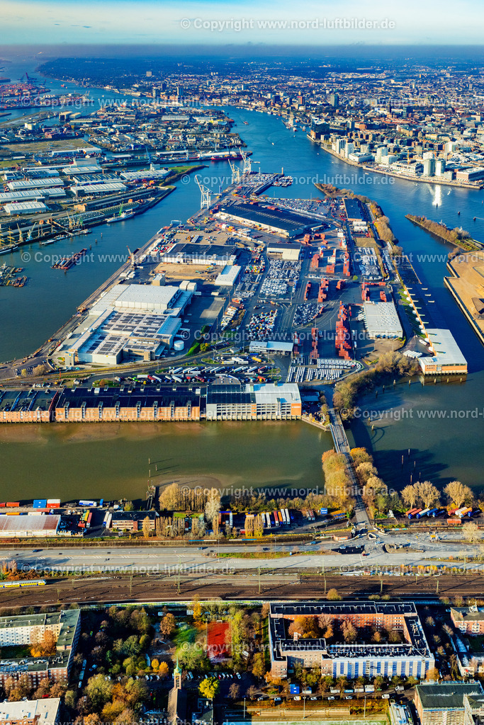 Hamburg_Kleiner_Grasbruch_Unikai_HHLA_ELS_51251231124 | HAMBURG 23.11.2024 Hafenanlagen am Ufer des Hafenbeckens Kleiner Grasbrook mit Logistikhallen in Hamburg, Deutschland. Weiterführende Informationen bei: HPA Hamburg Port Authority,  Hamburger Hafen und Logistik Aktiengesellschaft,  UNIKAI Lagerei- und Speditionsgesellschaft mbH,  Weidner & Co. // Port facilities on the shores of the harbor of Kleiner Grasbrook with logistic halls in Hamburg, Germany. Further information at: HPA Hamburg Port Authority,  Hamburger Hafen und Logistik Aktiengesellschaft,  UNIKAI Lagerei- und Speditionsgesellschaft mbH,  Weidner & Co. Foto: Martin Elsen