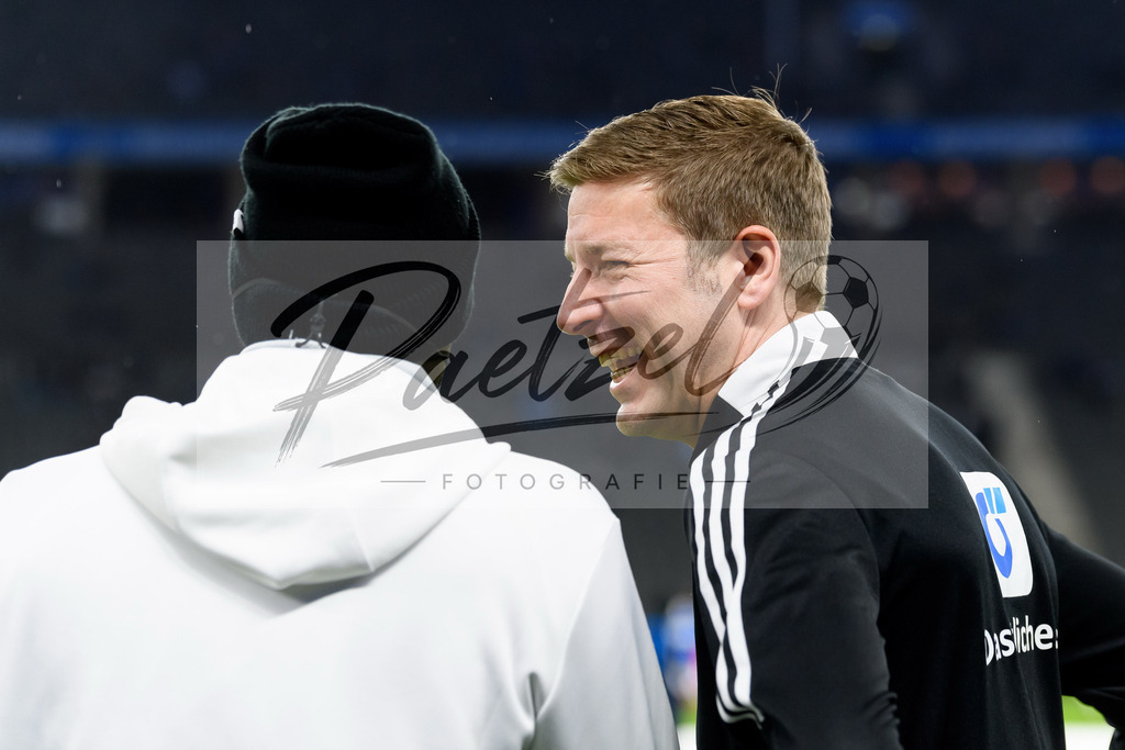 BSCRBL20220220_263 | Fussball, Herren: Schiedsrichterassistent Guido Kleve lacht, lachen bei dem Spiel der 1. Bundesliga zwischen Hertha BSC und RB Leipzig im Olypiastadion am 20.02.2022 in Berlin, Deutschland.DFB / DFL REGULATIONS PROHIBIT ANY USE OF PHOTOGRAPHS AS IMAGE SEQUENCES AND/OR QUASI-VIDEO. - Realisiert mit Pictrs.com