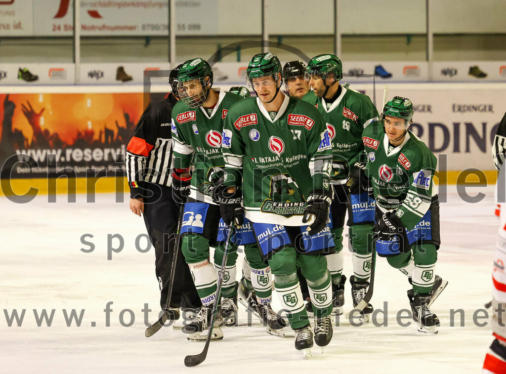 2023-10-20_063_TSV_Erding_gegen_EHC_Klostersee | Erding, Deutschland, 20.10.2023:.Eishockey, Bayernliga Vorrunde 2023 / 2024, 2. Spieltag, TSV Erding gegen EHC Klostersee, Endergebnis: ..Jubel nach dem 2:0.Florian Zimmermann (Erding Gladiators, #5), Elia Ostwald (Erding Gladiators, #17), Paul Pfenninger (Erding Gladiators, #58)..Foto: Christian Riedel / fotografie-riedel.net