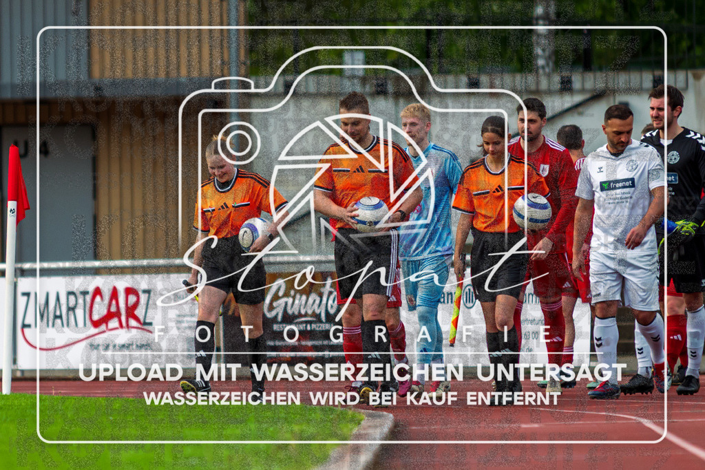 Bezirksliga Herren LG - TV Jahn Schneverdingen II vs. Buchholzer FC | Jonas Heine (Schiedsrichter), Lina-Talea Renner (Schiedsrichterassistentin), Lina Sophie Brandt (Schiedsrichterassistentin); Bezirksliga Herren LG - TV Jahn Schneverdingen II vs. Buchholzer FC am 15.05.26 in Osterwald-Stadion, Schneverdingen - Realisiert mit Pictrs.com