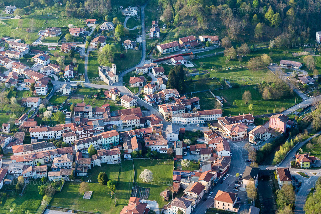 Aerial view: Village view in Travesio in the state Pordenone, Italy. – Photo: IMG_098918.jpg taken on 04/08/2017 by Werner Riehm/FLY-FOTO.com – Resolution of the original: 4920 x 3280 px