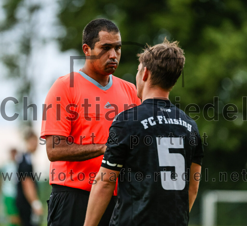 2023-07-25_072_SpVgg_Neuching_gegen_FC_Finsing | Neuching, Deutschland, 25.07.2023:
Fußball, A-Klasse 2023 / 2024, Toto Pokal, SpVgg Neuching gegen FC Finsing, Endergebnis: 2:4

Schiedsrichter Marius Baumann, Leonhard Hölzl (FC Finsing, #5)

Foto: Christian Riedel / fotografie-riedel.net