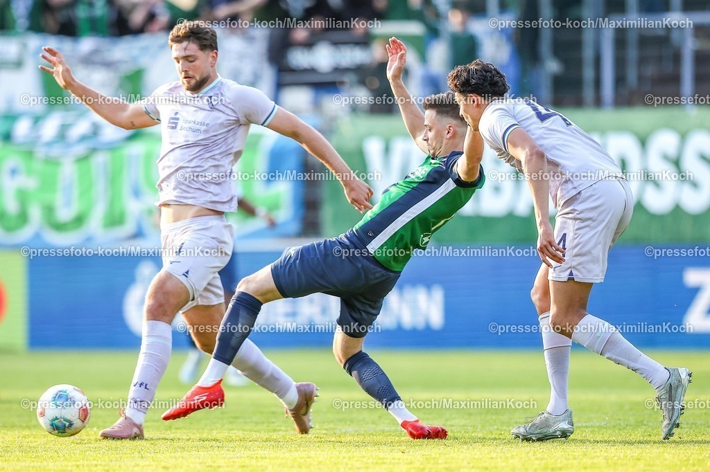 xKWIx08052601002 | 2026.05.08, xkwix, Fußball, Regionalliga West, FC Gütersloh -  VfL Bochum II, Heidewaldstadion (Ohlendorf Stadion im Heidewald), 33.Spieltag, Saison 2025 / 2026: Patrik Twardzik (FC Gütersloh #18) im Zweikampf gegen Daniel Hülsenbusch (VfL Bochum II #4) DFB regulations prohibit any use of photographs as image sequences and or quasi-video. Photo: xKamilxWilkowskixPressefotoKochx