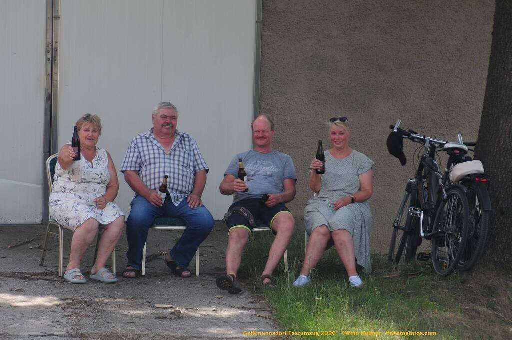 Geißmannsdorf-2026-Festumzug-006 | Festumzug in Geißmannsdorf bei Bischofswerda im Juni 2026. Fotografische Eindrücke und Momentaufnahmen vom Festumzug anläßlich des 800-jährigen Bestehens von Geißmannsdorf - mit Teilnehmern und Gästen, Strohpuppen und geschmückten Vorgärten und Grundstücken - Realisiert mit Pictrs.com