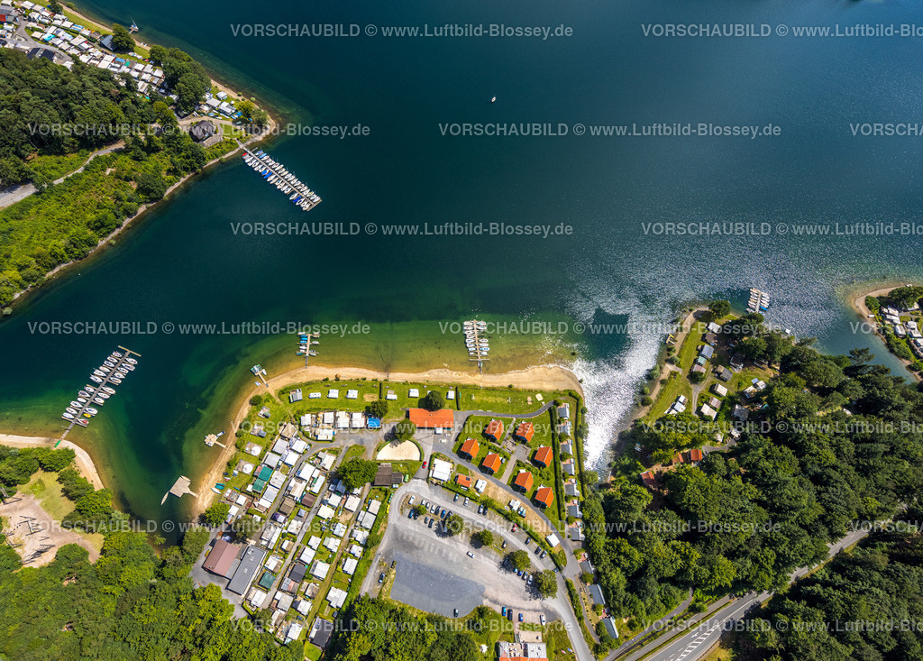 Sundern240708782 | Luftbild, Nordic Ferienpark Sorpesee, Bootsanlegestellen und Segelboote, Sandstrand, Waldgebiet, Langscheid, Sundern, Sauerland, Nordrhein-Westfalen, Deutschland