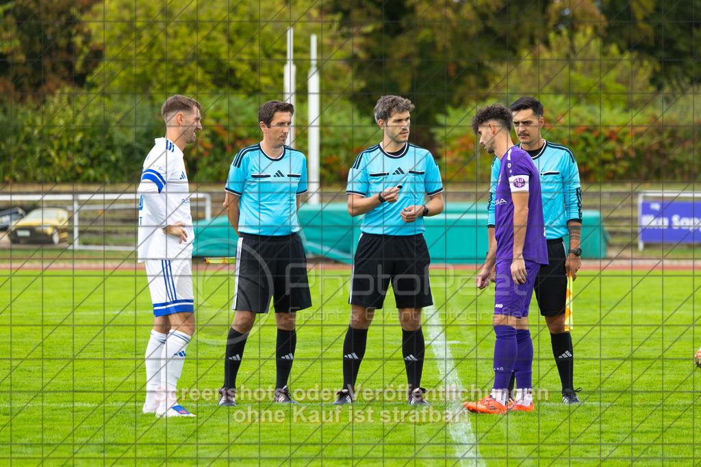 20261010_152839_0684_(c)_by_PhotoPeet | #,1.FC Eislingen (weiß) vs. TSV Bernhausen (lila), Fussball, Landesliga 2 - wfv, 11. Spieltag, Saison 2026/2027, Rasenplatz, Eichbachstation, Haldenstraße, 73054 Eislingen, 10.10.2026 - 15:30 Uhr,Foto: PhotoPeet / Sport- &amp; Eventfotografie / Peter Harich